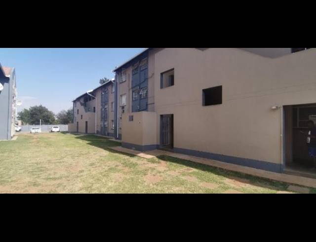 2 BEDROOM APARTMENT FOR SALE IN KEMPTON PARK CENTRAL